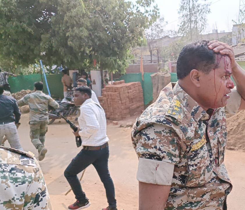 छत्तीसगढ़ धर्मान्तरण पर बवाल लोगो ने की चर्च में तोड़फोड़ एसपी का फोड़ दिया सिर