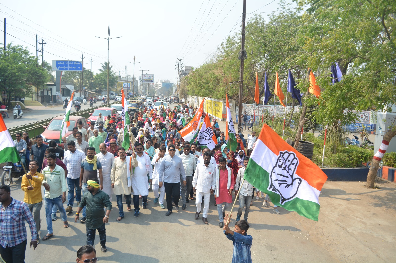 ED दफ्तर के बहार कांग्रेस नेताओ का घेराव महापौर ऐजाज ढेबर कार्यकर्ताओ के साथ DJ ले कर पहुँचे 