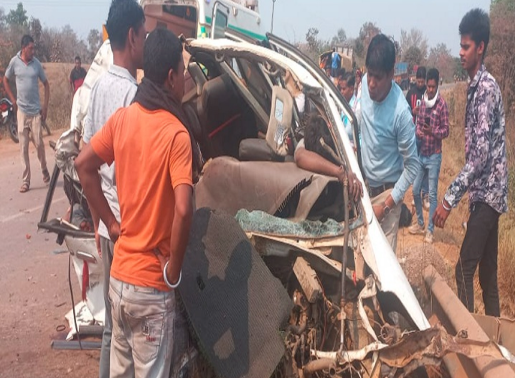 छत्तीसगढ़ में भयानक सड़क हादसा आयरन से भरी ट्रक कार और बाइक को मारी टक्कर 5 की मौत 