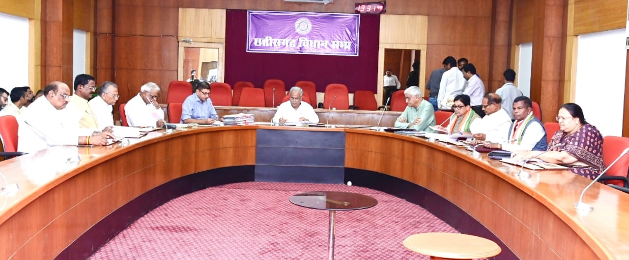 विधानसभा लाइव- छत्तीसगढ़ में मीडियाकर्मी  सुरक्षा विधेयक को मिली मंजूरी....छत्तीसगढ़ में इस बैडमिंटन खिलाड़ी को बनाया गया डीएसपी 