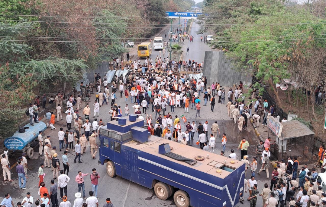 विधानसभा घेराव के दौरान पुलिस अधिकारियों पर हमला,तोड़ फोड़ औऱ सरकारी कामो में बाधा डालने के लिए 100 बीजेपी कार्यकर्ताओं पर हुई FIR....