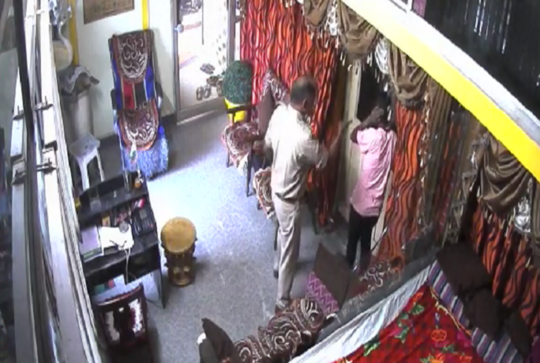 रायपुर शराब के नशे में इंस्पेक्टर की घिनोनी हरकत गर्ल्स हॉस्टल में घुसा महिला को पीटा बोला धंधा चला रही है करतूत हुई सीसीटीवी में कैद एसएसपी ने किया सस्पेंड देखे सीसीटीवी 