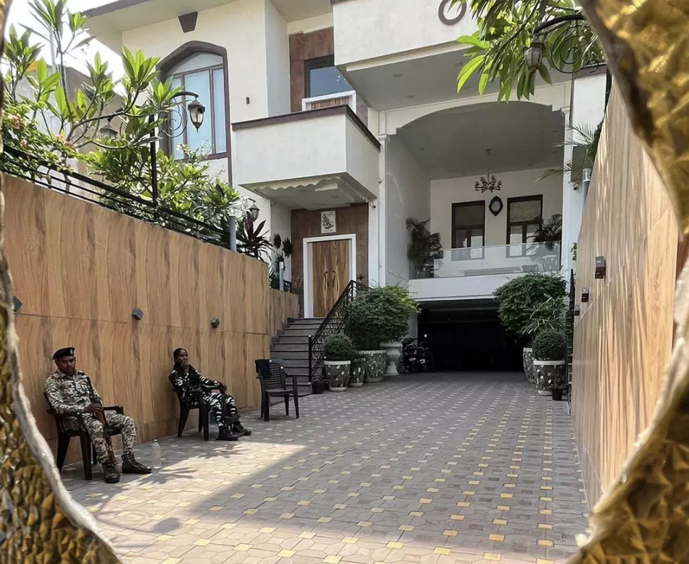 रायपुर के महापौर सहित शराब कारोबारी के घर पड़ी ED की रेड..महापौर ऐजाज ढेबर के घर के बाहर समर्थकों की लगी भीड़ देखे वीडियो