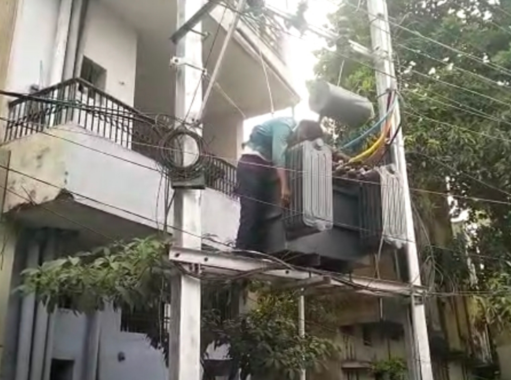 रायपुर नशे में युवकट्रांसफार्मर चढ़ गया करंट लगने से हुई मौत कई देर तक ऊपर पड़ा रहा शव मामला रायपुर के....