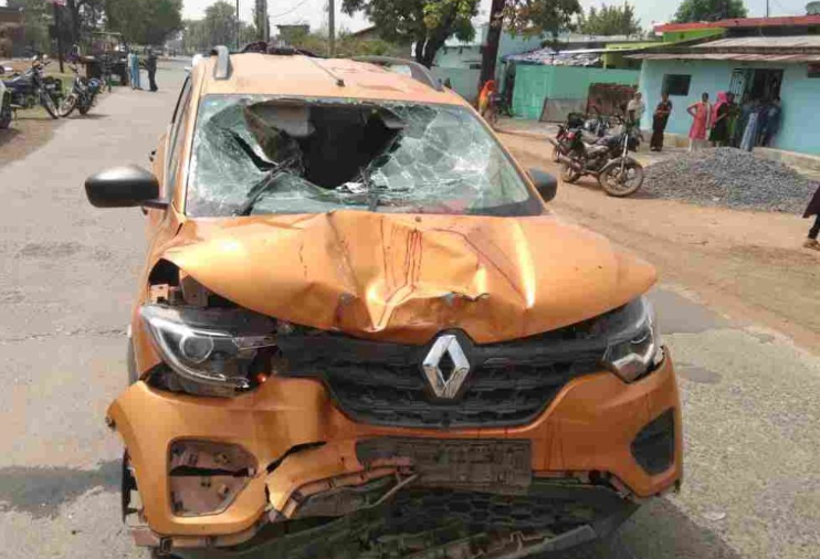 कार और स्कूटी की आमने सामने भिड़त,हादसा इतना भयानक की हवा में उछल कर कार में गिरा स्कूटी सवार,फिर ट्रक ने मारी स्कूटी को टक्कर देखे वीडियो