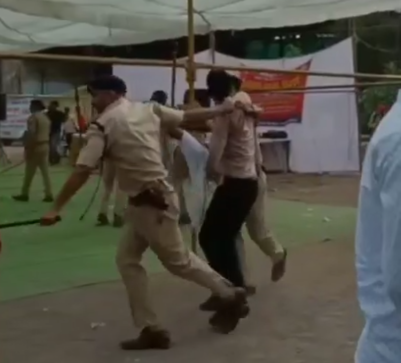 आंदोलन कर रहे बेरोजगारो पर पुलिस ने बरसाई लाठियां 2 किलोमीटर तक दौड़ा दौड़ा कर किया लाठी चार्ज देखे विडियो...