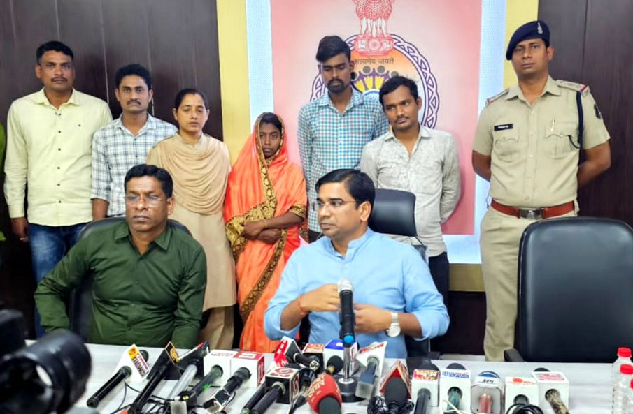 अवैध संबंध के चलते रिश्ते का कत्ल एक ही महिला से 2 भाइयो का था अवैध संबंध पहले पंजा  काटा फिर आंखे निकाली फिर पत्थर और पेचकस गोदकर कर दी हत्या....पुलिस ने भाई गर्लफ्रैंड सहित 3 को किया गिरफ्तार