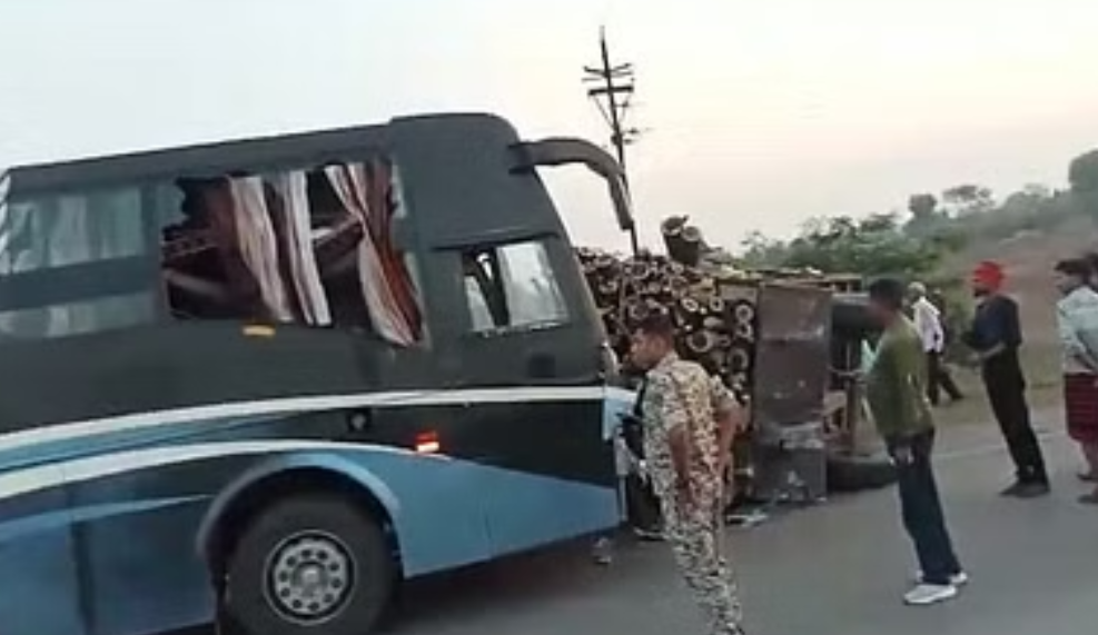 बस और ट्रेक्टर में टक्कर मौके पर 2 की मौत 4 घायल महाराष्ट्र से छत्तीसगढ़ आ रही थी बस...