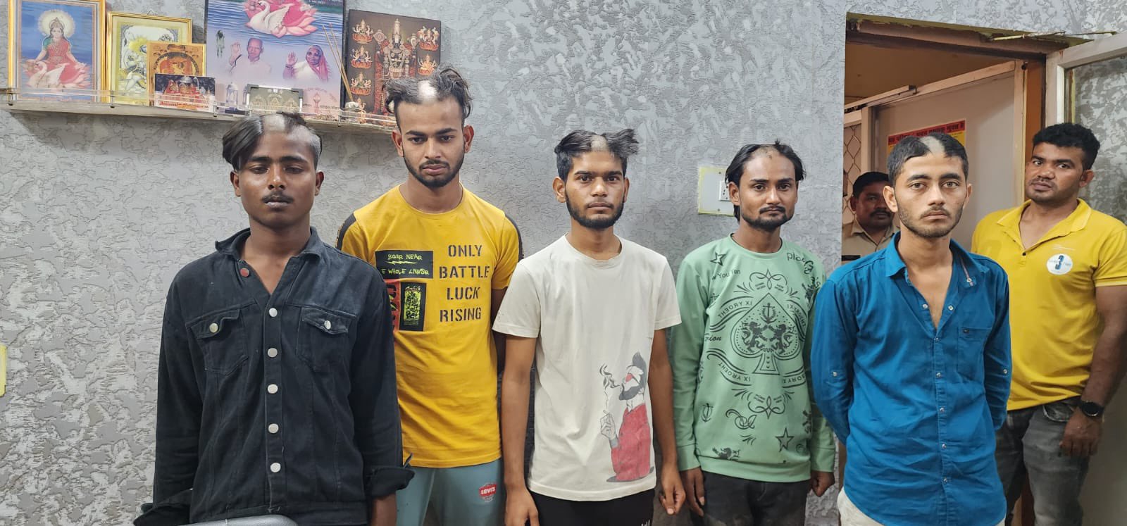 आधा गंजा कर बीच सड़क में पुलिस ने निकाला चाकुबाजो का जुलूस हत्या के नियत से मारा था चाकू....