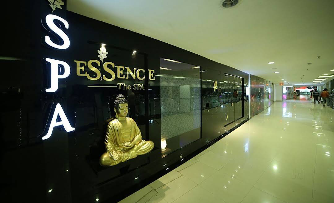 छत्तीसगढ़ के इस मॉल में स्पा सेंटर के आड़ में चल रहा था सेक्स रैकेट विदेशी सहित 8 महिला आपत्तिजनक हालत में मिले...पुलिस ने संचालक को किया गिरफ्तार