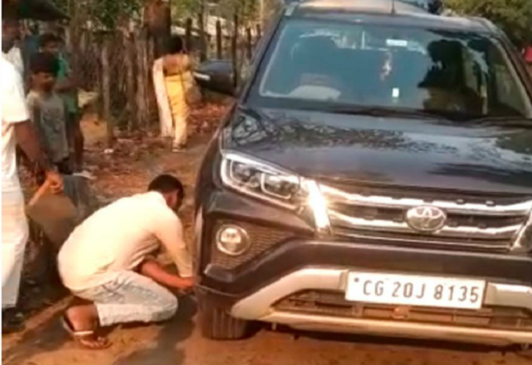 बड़ी खबर कांग्रेस विधायक के काफिले पर नक्सली हमला जिला पंचायत के गाड़ी पर लगी गोली...