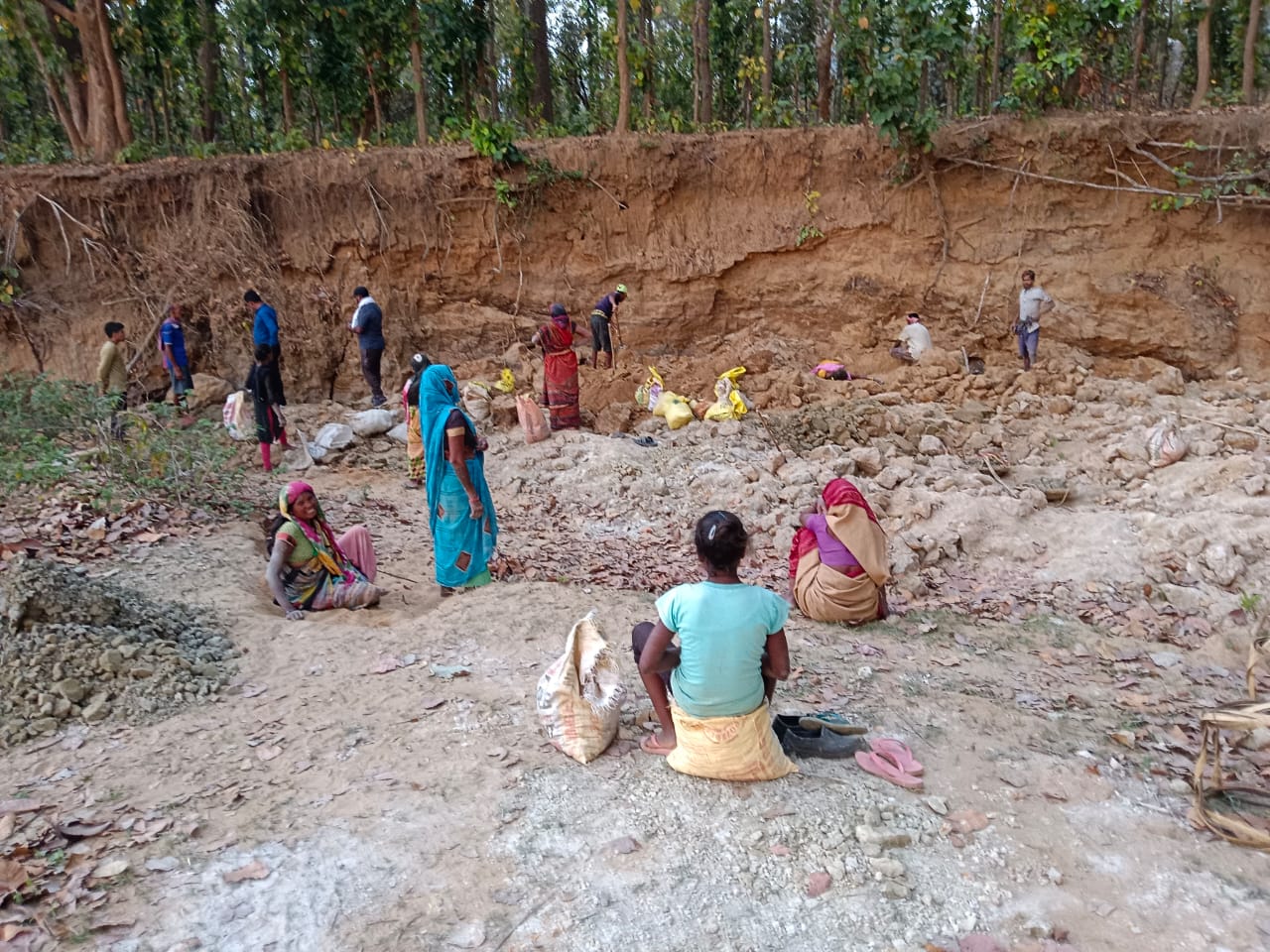 बड़ी खबर छत्तीसगढ़ में बड़ा हादसा खादान धसने से 4 की मौत और भी लोगो के फसे होने की आशंका रेस्क्यू जारी...