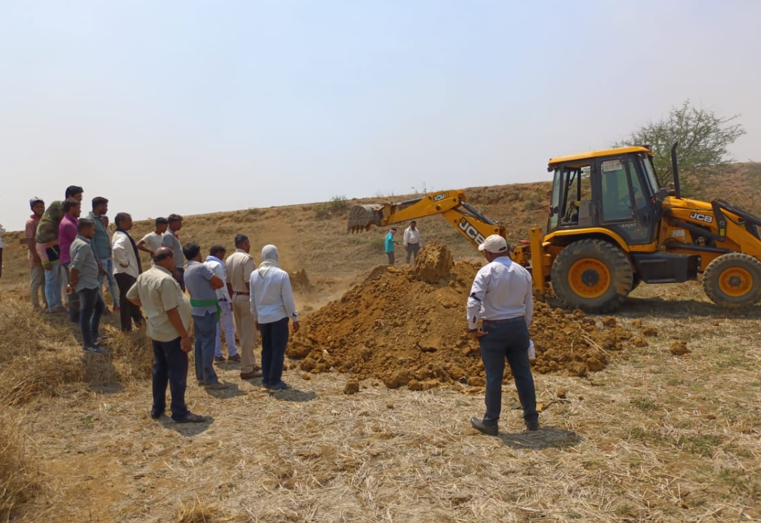 अपने दोस्त को मार के दफ़नाया था,उसकी आत्मा सताती है। मेरी प्रेमिका से रेप करने की कोशिश किया था इसलिए मैने मार कर दफना दिया ....20 साल बाद खुदाई में मिली हड्डियां 