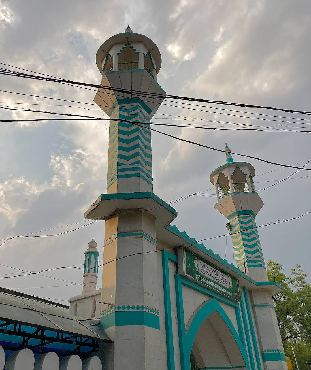 रायपुर में दिखा चांद,शनिवार को बनाई जाएगी ईद रायपुर के 50 से ज्यादा मस्जिदों में होगी नमाज देखे टाइम टेबल