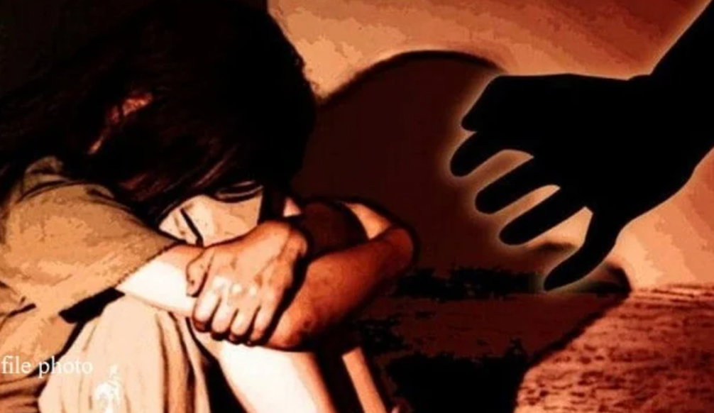 छत्तीसगढ़ में 7 साल की मासूम से गैंगरेप,चॉकलेट खिलाने के बहाने ले गए मोहल्ले के ही युवक..पुलिस ने 2 युवक को किया गिरफ्तार