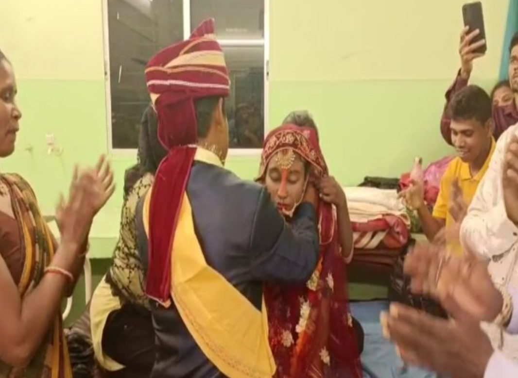 एक विवाह ऐसा भी दुल्हन बीमार हुई तो दूल्हा बारात ले कर अस्पताल पहुचा..वार्ड में ही लिए फेरे...