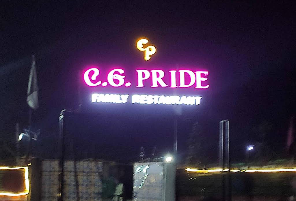 सीजी प्राइड रेस्टोरेंट में चल रहा था हुक्का,पुलिस ने मारा छापा,3 महिला सहित 12 हुक्का पीते गिरफ्तार....