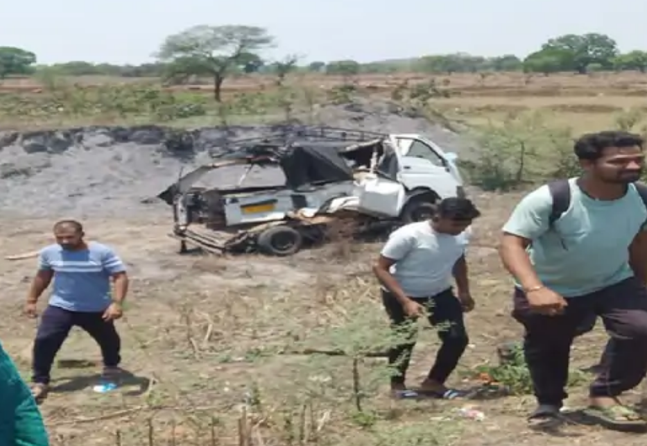 छत्तीसगढ़ में भीषण सड़क हादसा :महामाया देवी के दर्शन करने जा रहे  टाटा मैजिक को ट्रेलर ने मारी टक्कर,2 महिलाएं की मौत