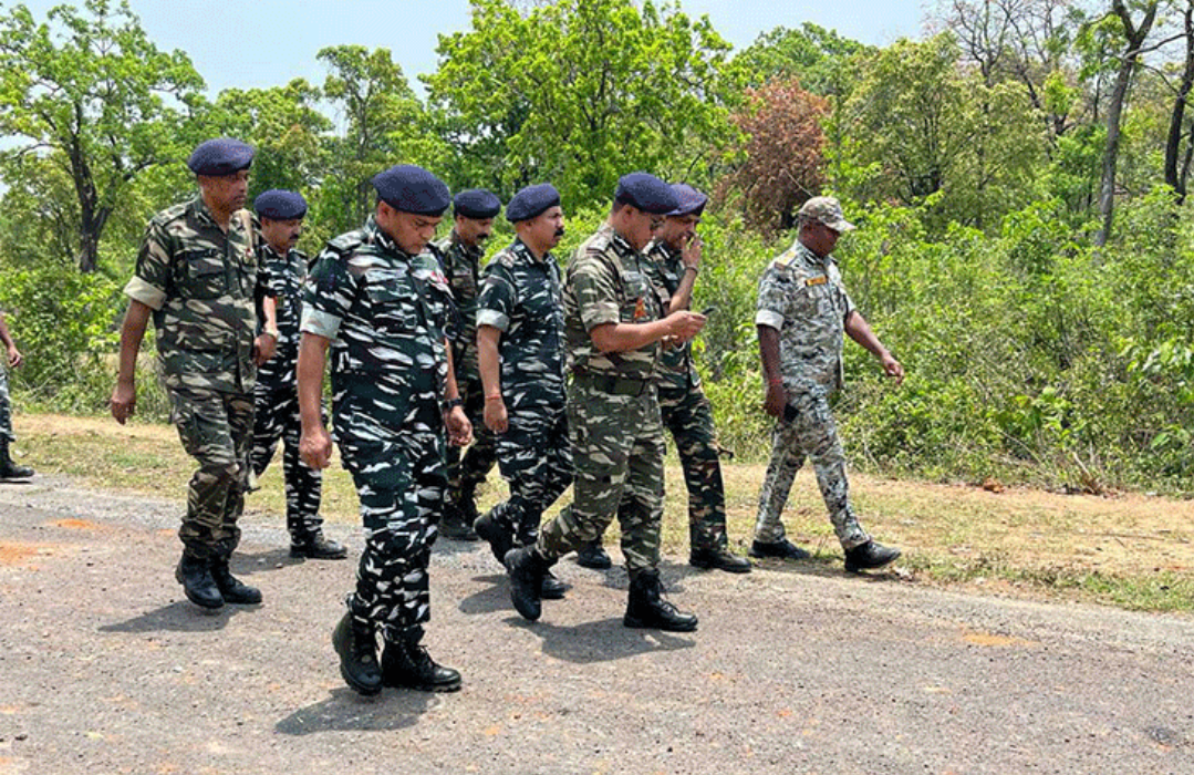 अरनपुर हमले के बाद नक्सलियों का आया बयान, बोले 17 ग्रामीणों को पिटा इसलिए हमने 10 जवान की ली जान ...खूंखार नक्सली की फ़ोटो हुई वायरल