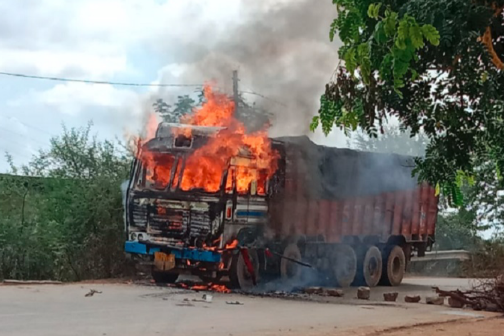  ट्रक ने युवक को मारी टक्कर,मौके पर यूवक की मौत,गुस्साए लोगो ने ट्रक को लगा दी आग...