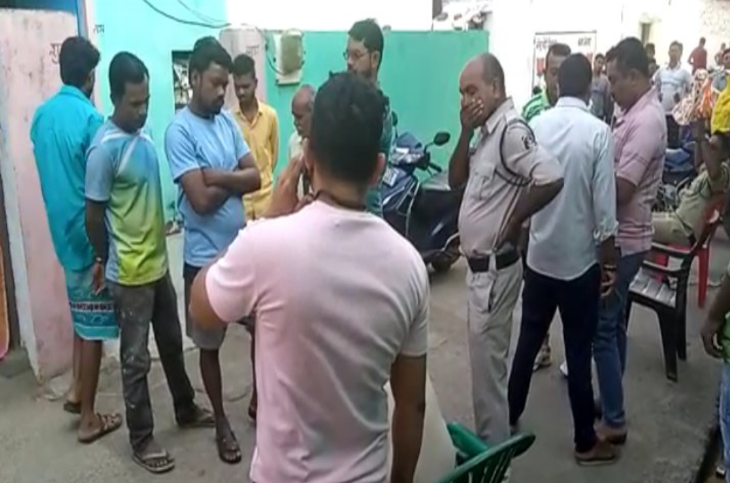 कलयुगी बेटा - माँ की चाकू गोदकर कर दी हत्या ,माँ के चरित्र पे करता था शक,शराब की लत से भी था परेशान...