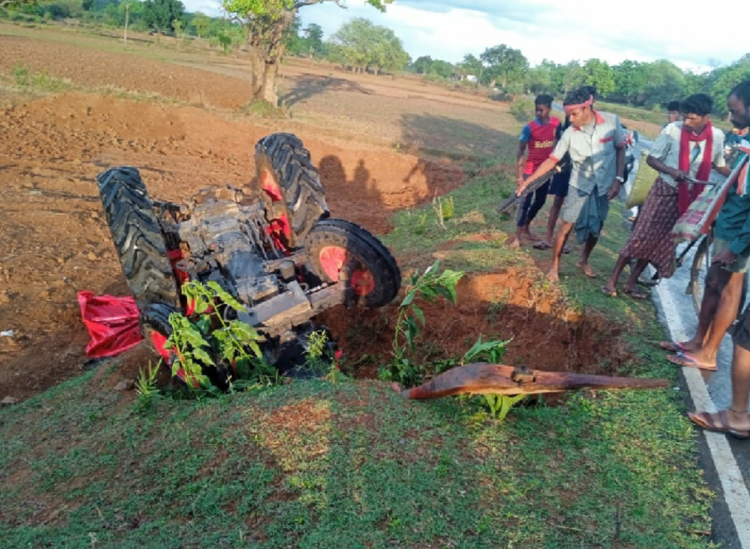 ट्रेक्टर पलटने से 2 बच्चे की मौत 3 घायल,अनियंत्रित होकर सड़क किनारे पलटी...