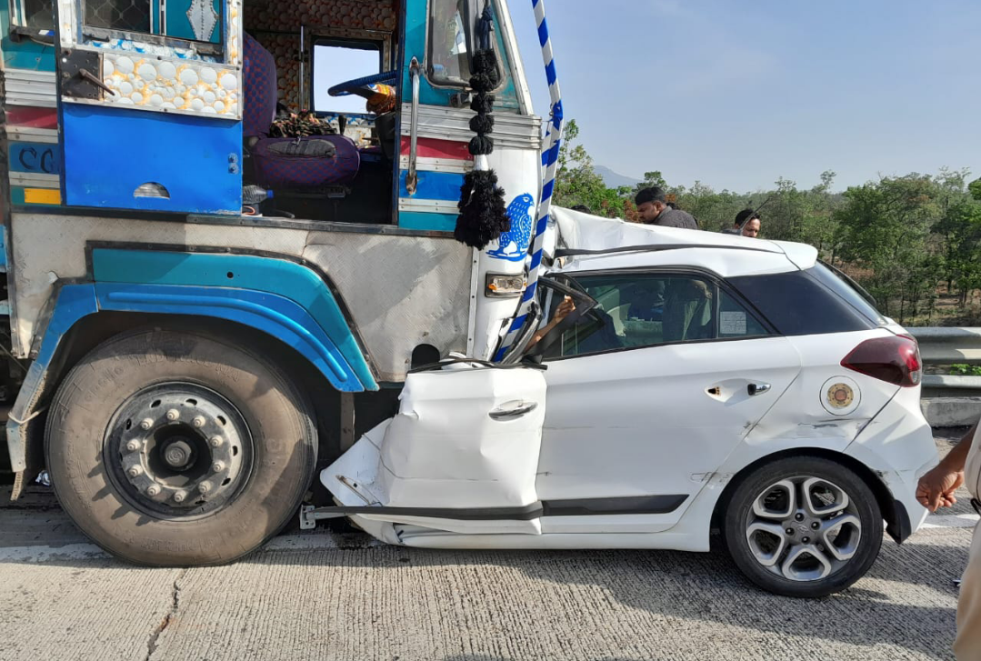 छत्तीसगढ़ में भीषण सड़क हादसा:ट्रक और कार की आमने सामने टक्कर,हादसा इतना भयानक की सब इंस्पेक्टर,उनकी पत्नी और दोनो बच्चे सहित 4 की मौत...