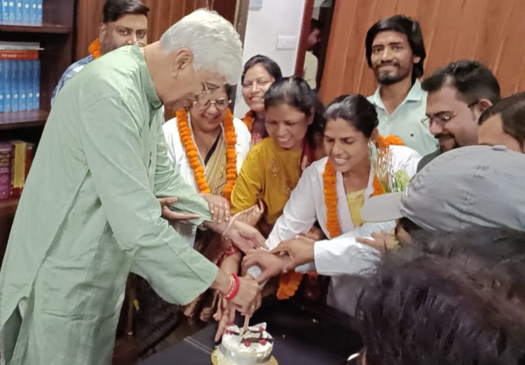 नर्स डे पर पुरुष कर्मचारी बोले-ड्यूटी के दौरान सिस्टर बुलाते है हमे,जो ठीक नही लगता,नर्स का पदनाम नर्सिंग ऑफिसर करने की मांग....को लेकर कर्मचारी पहुँचे स्वास्थ्य मंत्री के पास