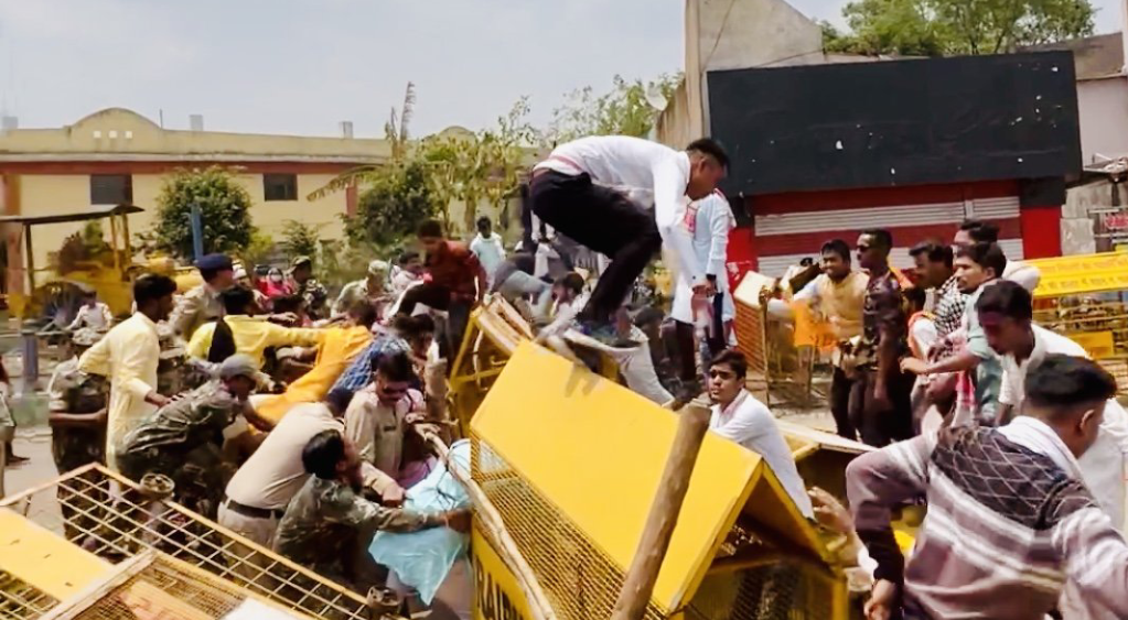 छत्तीसगढ़ PSC पर सवाल ABVP का बवाल: सीएम आवास घेरने जा रहे प्रदर्शनकारियों की पुलिस से झड़प ...