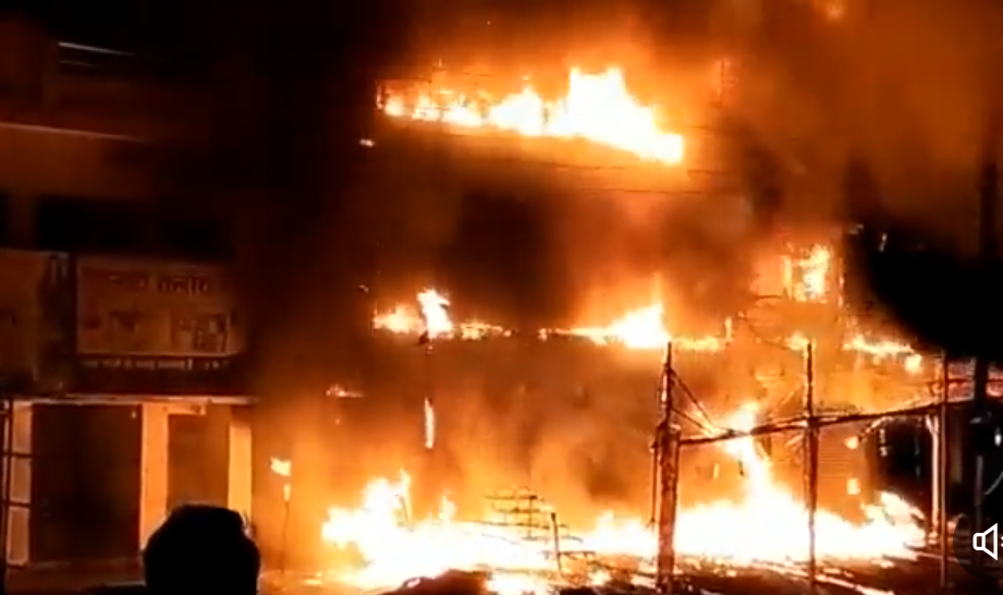 जशपुर में फर्नीचर की दुकान में लगी आग, करोड़ों का सामान जलकर हुआ खाक देखे विडियो