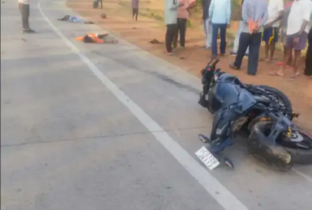 छत्तीसगढ़ में भीषण सड़क हादसा ट्रेलर ने बाइक सवार को मारी टक्कर...सड़क किनारे  रील्स बना रहे 2 नाबालिग भी आए चपेट में 4 नाबालिग की हुई मौत....