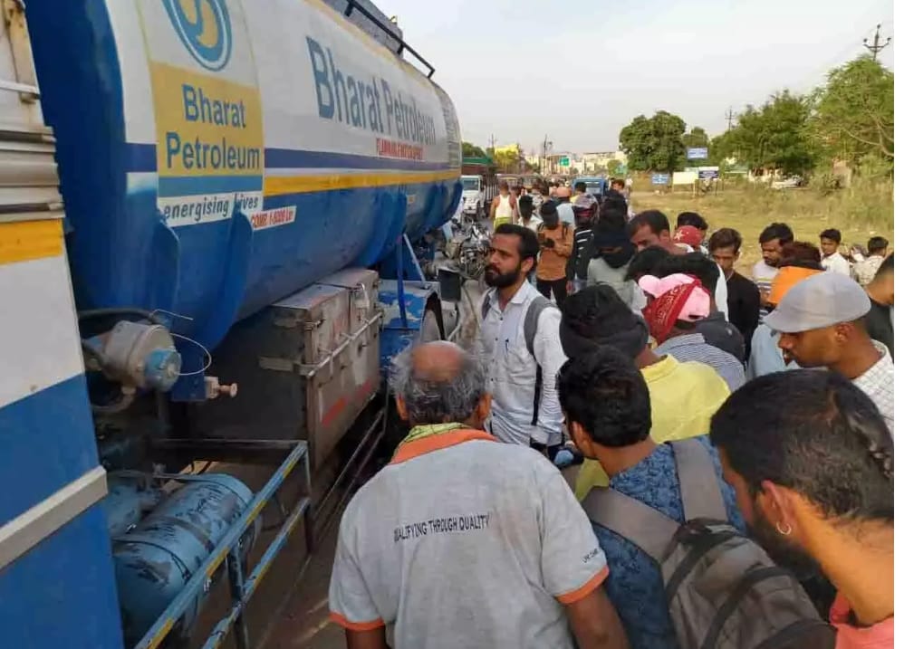 रायपुर में दर्दनाक हादसा, ट्रक ने युवक को कुचला,पहिए के नीचे आया सिर मौके पर हुई मौत...