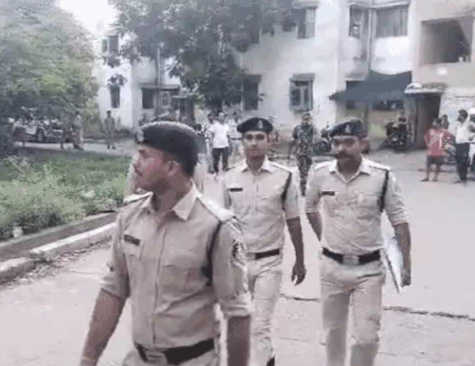 छत्तीसगढ़ के दुर्ग जिले में सैक्स रैकेट का भंडाफोड़,तड़के 4 बजे पड़ी रेड,30 से ज्यादा युवक युवती पकड़े गए..