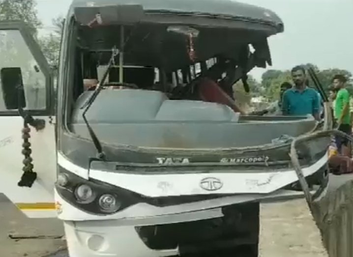 छत्तीसगढ़ एक्सीडेंट ओवरब्रिज से टकराई बस,26 यात्री हुए घायल रेल्वे ट्रैक पर गिरे 2 लोग की हालत गंभीर...