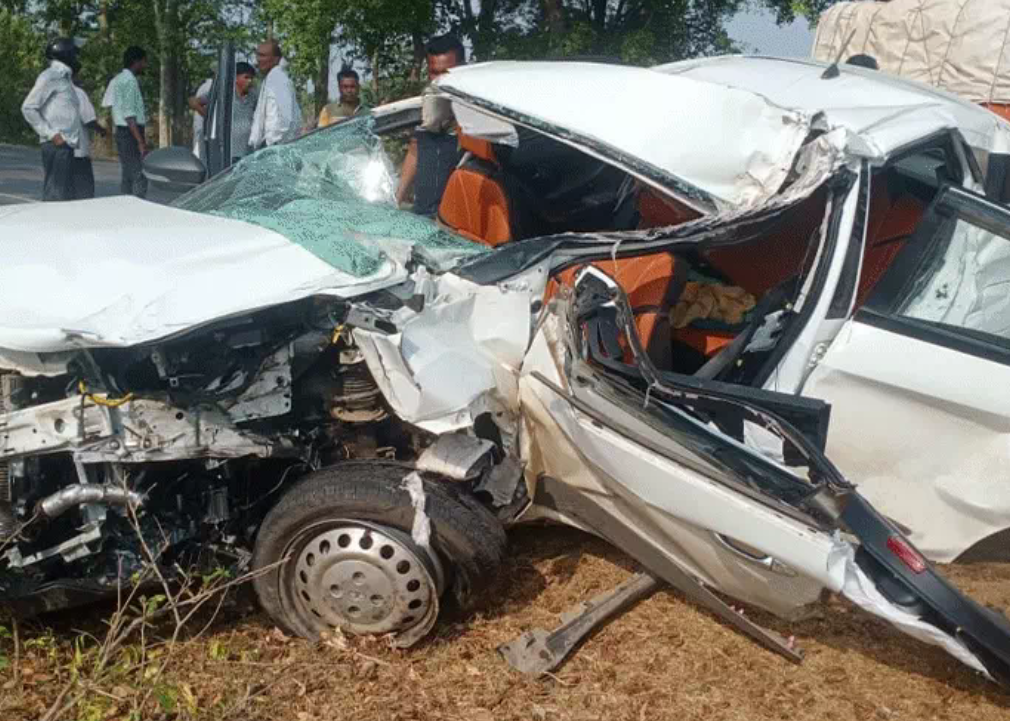 छत्तीसगढ़ के बालोद में भीषण सड़क हादसा, खड़ी ट्रक में जा घुसी कार मासूम सहित 2 की मौत....6 हुए घायल