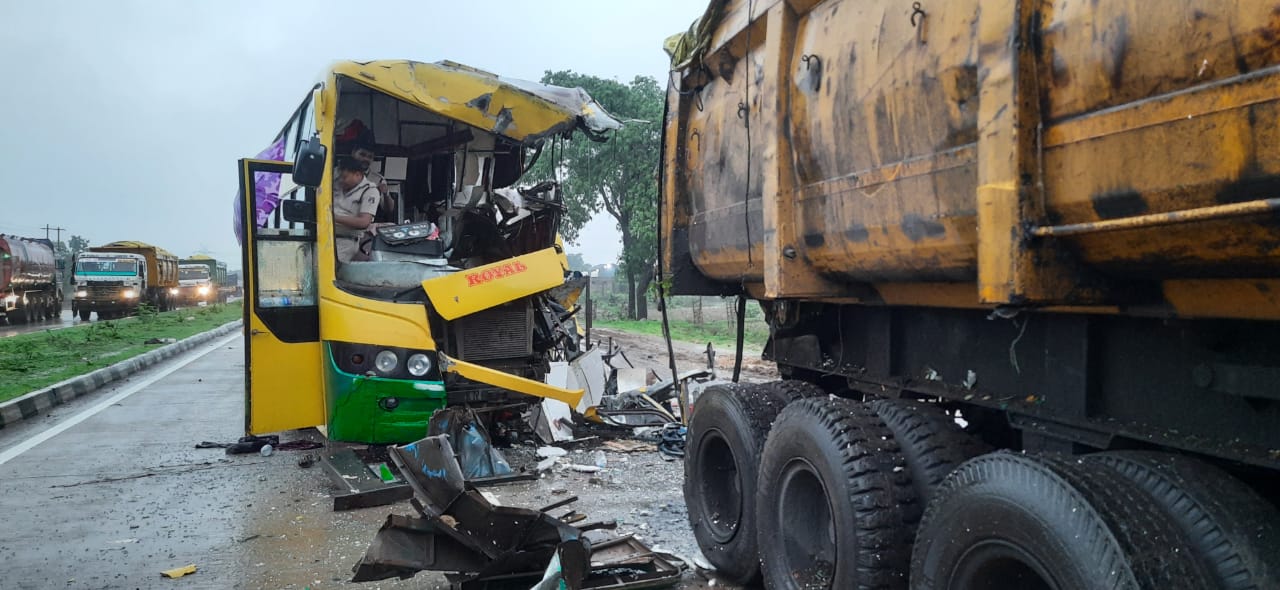 मोदी की सभा में शामिल होने आ रहे कार्यकर्ताओं की बस हुई हादसे का शिकार...2 की मौत