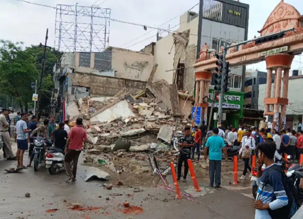 छत्तीसगढ़ लापरवाही से 3 मंजिला इमारत गिरी,मची अफरा तफरी