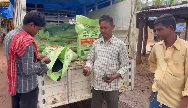 खाद की कालाबजारी करने वाले गिरोह को ग्रामीणों ने धरदबोचा, कृषि विभाग ने जब्त किये नकली DAP खाद