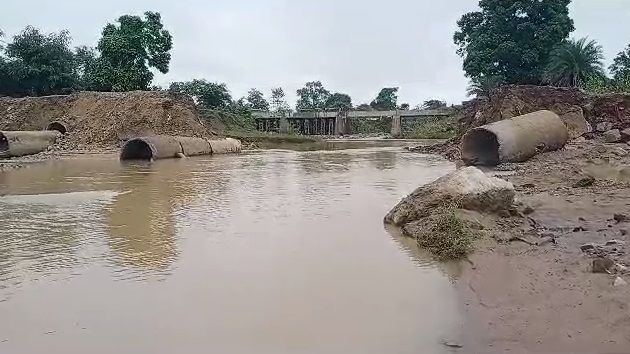 सड़क निर्माण कार्य में ठेकेदार द्वारा लापरवाही, लगातार बारिश से बह गया पुल, आवागमन बाधित से राहगीर हो रहे परेशान