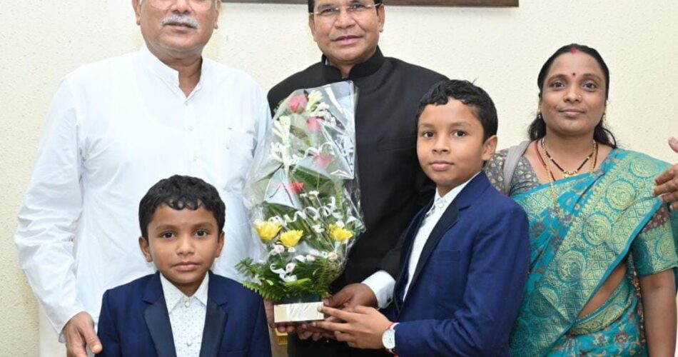 मुख्यमंत्री बघेल से सपरिवार मिले नवनियुक्त मंत्री मोहन मरकाम, सीएम ने दी शुभकामनाएं