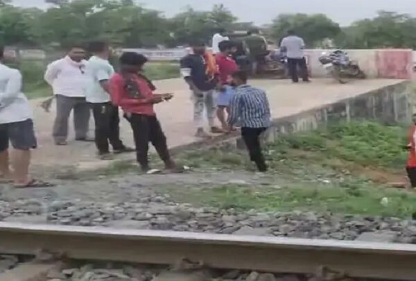 रेलवे ट्रैक पर मिली युवती की लाश...बैग में मिला ऐसा सामान