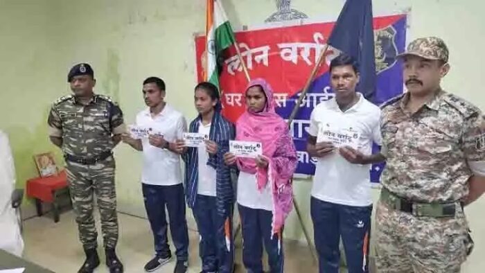 20 लाख के इनामी नक्सली दंपतियों ने किया सरेंडर...कई बड़ी वारदातों में थे शामिल..!!