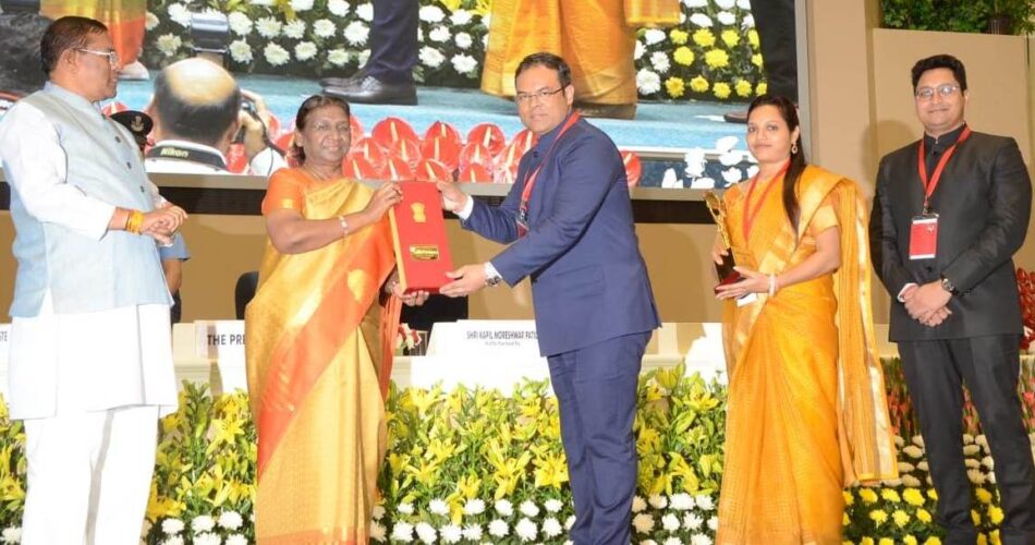 NATIONAL NEWS : छत्तीसगढ़ को राष्ट्रपति मुर्मू के हाथों मिला भूमि सम्मान, देश के शीर्ष जिलों में बेमेतरा और सरगुजा ने बनाई जगह