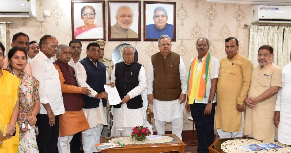 युवकों के नग्न प्रदर्शन पर भाजपा ने सरकार को घेरा, राज्यपाल को ज्ञापन सौंपकर की राष्ट्रपति शासन लागू करने की मांग