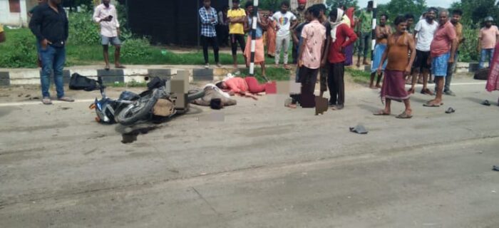 BREAKING : टेलर की चपेट में आने से एक बाइक सवार की मौत, 2 लोगों की हालत गंभीर