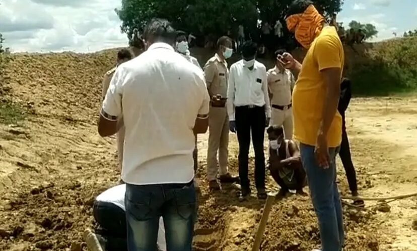CG : सूखे तालाब में दफन मिली युवती की लाश...पैर निकला देख ग्रामीणों ने पुलिस को की खबर