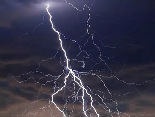 मछली पकड़ने गए युवकों पर गिरी आकाशीय बिजली, एक की मौत, दो घायल