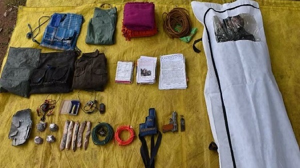 सुरक्षाबलों व नक्सलियों के बीच मुठभेड़ में एक नक्सली ढेर... शव के साथ हथियार बरामद