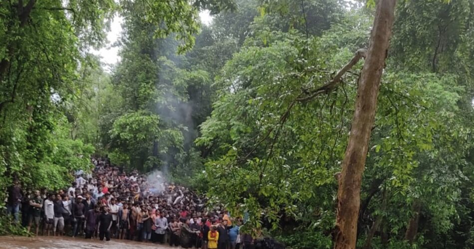 अचानक आयी बाढ़ चिंगरा पगार वाटरफ़ॉल में फसे एक हज़ार से भी ज़्यादा पर्यटक, पुलिस का रेशक्यू जारी