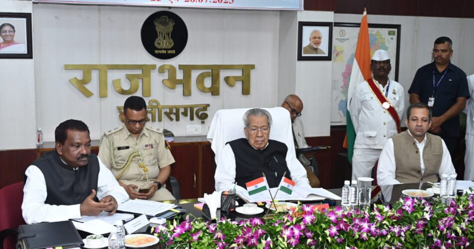 CG NEWS : राज्यपाल हरिचंदन विश्वविद्यालयों के कार्यो की कर रहे समीक्षा बैठक, राजभवन में निजी विश्वविद्यालय के कुलपति मौजूद